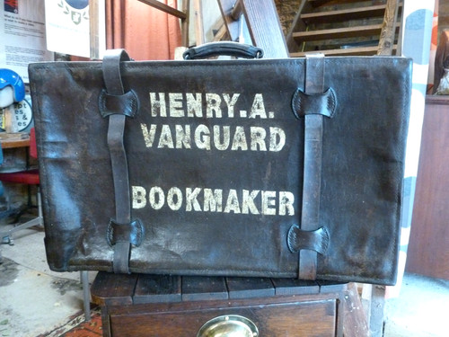 Vintage brown leather suitcase - brown,