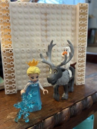 Lego friends frozen minfigure - frozen,