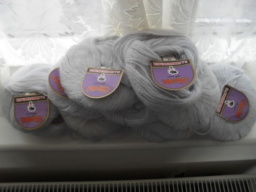 Balls grey wool - x, of