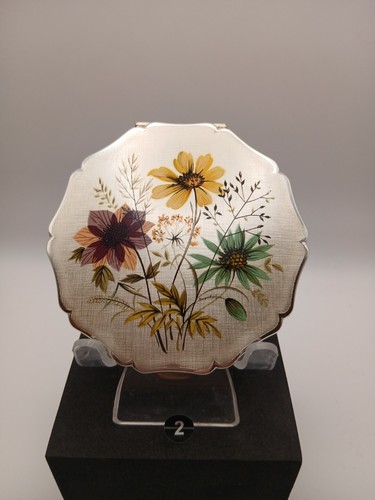Beautiful vintage stratton - beautiful,