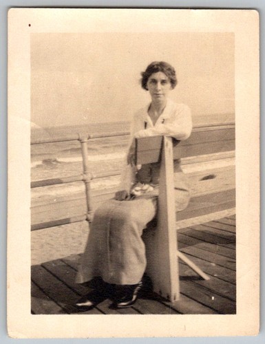 Vtg snapshot woman sitting - snapshot,