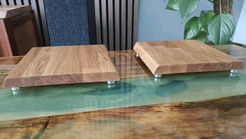 Solid oak low profile speaker - oak,
