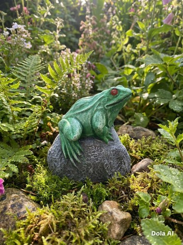 Small frog toad stone - on, a