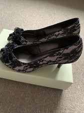 Next sole survivor heels black