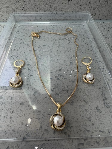White and gold pearl necklace - gold,