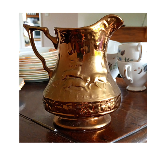 Gold ceramic pitcher embossed - gold,