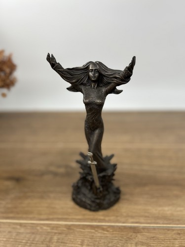 Heredities avalon lady the - avalon,