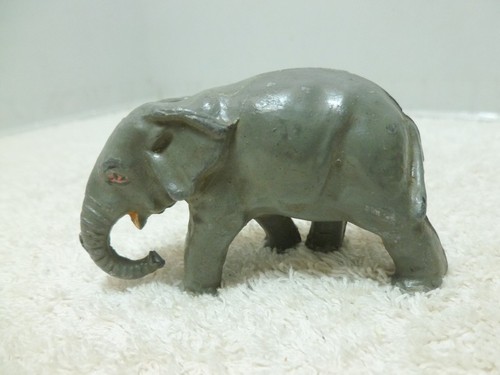 Vintage britains era lead baby - britains,