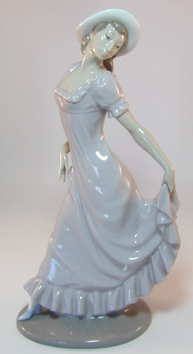 Nao lladro elegant lady - by, 12"