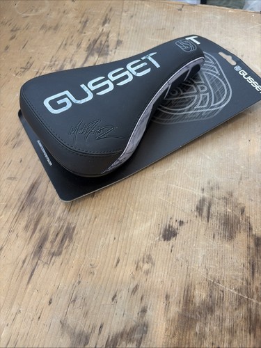 Gusset pivotal seat - gusset, dj
