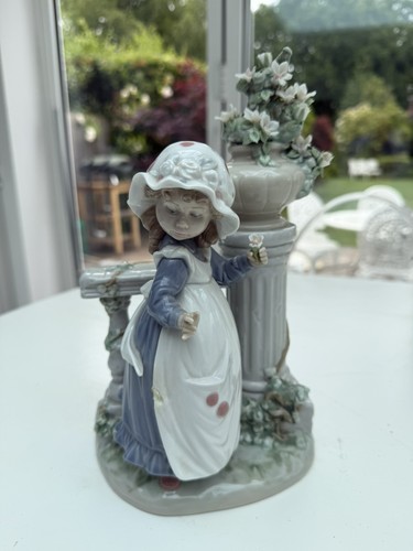 Lladro fine porcelain figurine - fine,
