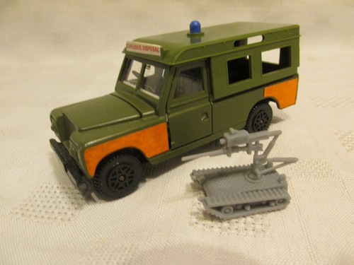 Dinky landrover 109 bomb - dinky, landrover~109"w.b.~bomb