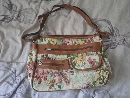 Bueno floral tapestry