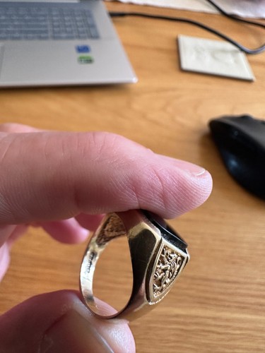 9ct gold hallmarked lion - 9ct,