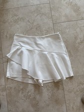 Zara frill ruffle detail skort in white. Size S