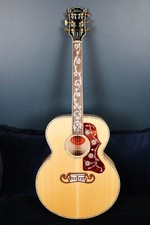 GIBSON SJ-200 Custom Vine in mint condition