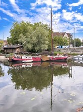 PHOTO  RIVER MEDWAY BARGE IN