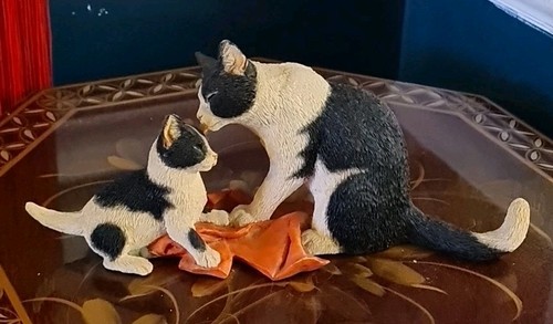 Sherratt simpson cat - simpson, sitting