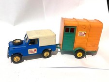 VINTAGE BRITAINS TOY FARM MODEL LAND ROVER HORSE TRAILER PINE STABLES SWB 1/32