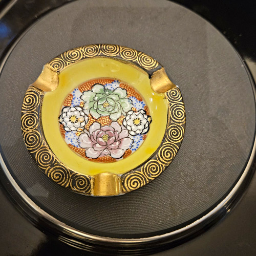 Unmarked round ceramic ashtray - unmarked,