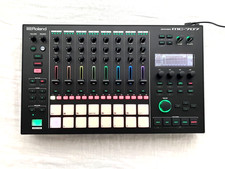 Roland / MC-707 GROOVEBOX AIRA Sampler Sequencer 8 tracks