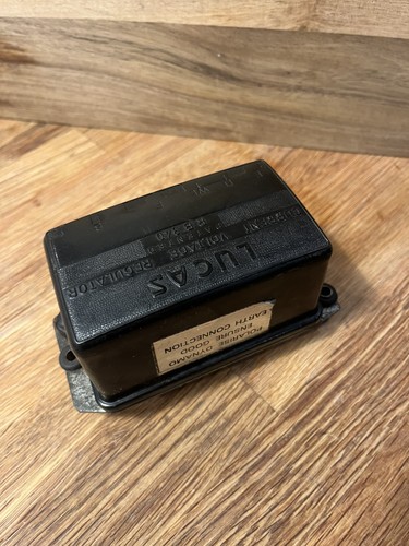 Dynamo voltage regulator - ,