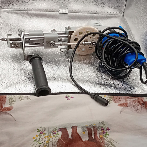 Knitting machine set with - machine, yarn