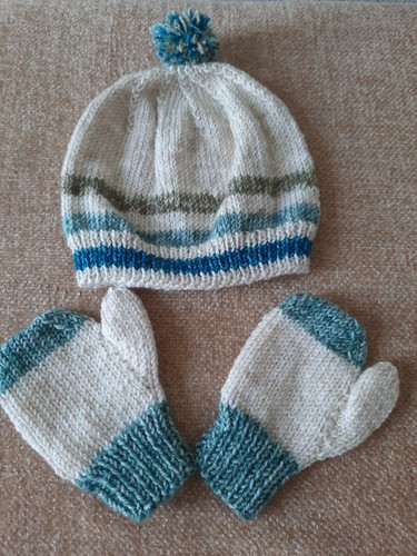Hand knitted child - 's, bobble