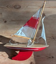 Red pond yacht 26cm in good condition ready to go sailing!