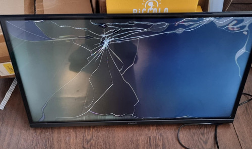 Smashed screen finlux - *smashed, screen*