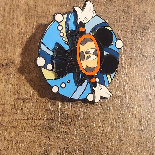 Rare 2001 mickey top - 2001,