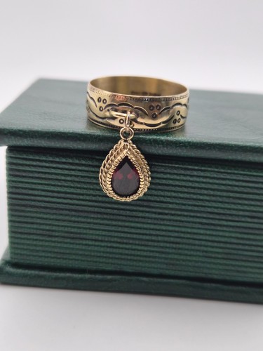 Stunning 9ct yellow gold - stunning,