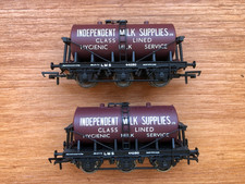 2 Hornby R6805 LMS six wheel milk tankers - Independent Milk Supplies