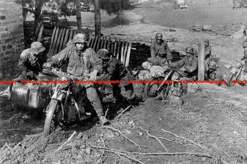 F016829 riflemen with - f016829,