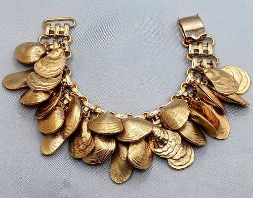 Napier clam shell charm - clam,