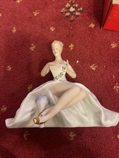 Vin WALLENDORF PORCELAIN FIGURINE SEATED LADY HOLDING A FAN- 7.5" TALL VGC