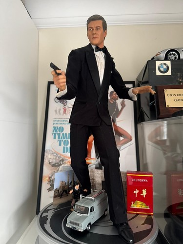 James bond roger moore - james,