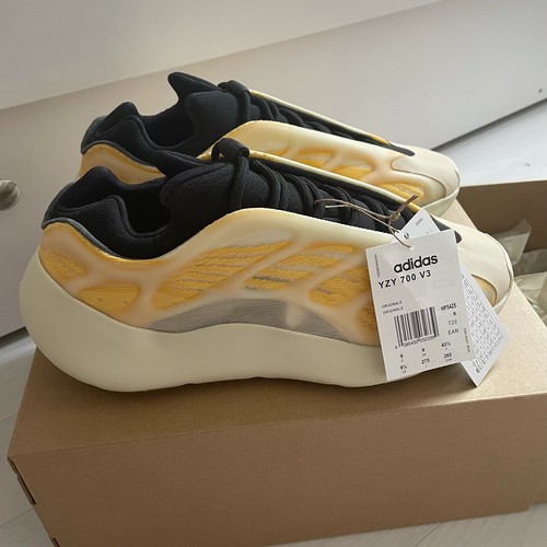 Yeezy 700 - 700,