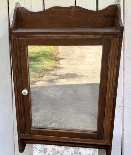 Vtg bathroom medicine cabinet - vtg.,