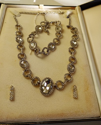 Beautiful vintage diamante - vintage,