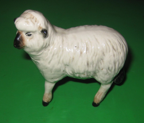 Beswick sheep gloss 935 - sheep, in