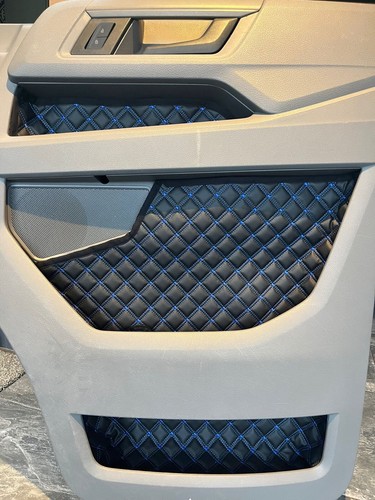 Crafter man tge door - ,