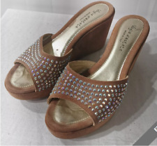 DDA VOGLIA D'ESTATE tan suede stud detail wedge heel open toe slip on shoes sz 4