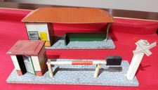 HWN  HEINRICH WIMMER GERMANY  0 GAUGE  TINPLATE STATION & LEVEL CROSSING BARRIER