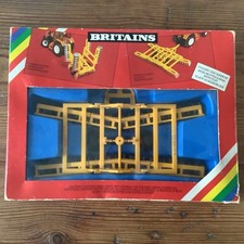 BRITAINS.1:32.FARM.DISC HARROW SET. FOLD UP. FOLD DOWN.CULTIVATOR. TRACTOR DRAWN