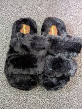 Size 7/8 Fluffy Sliders