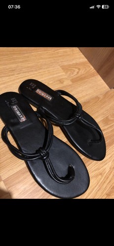 Women flat sandals size 4 - flat,