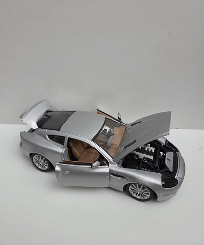 Large burago scale aston - 1.18,