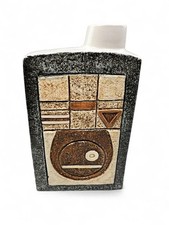 Troika chimney vase by Tina Doubleday. White-glazed edge, circa 1978, 20.5cm.