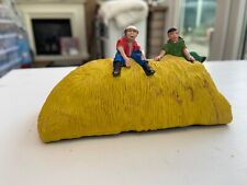 CORGI.FARM.GIFT SET No4.FARM TRAILER STRAW.HAY LOAD.FIGURES.TRACTOR DRAWN